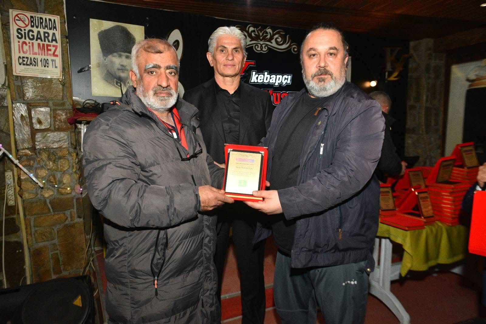 Teknik direktör Mehmet Can plaketi teslim alırken